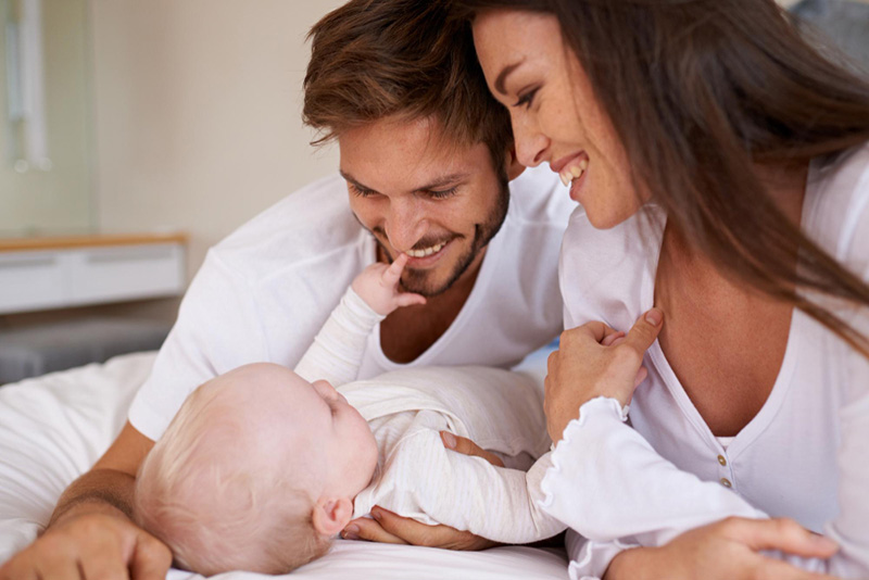 Familia feliz y sonriente